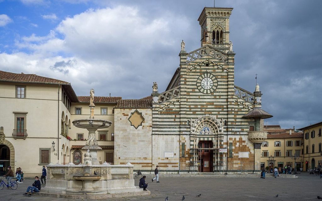 Piazza_del_Duomo_e_Cattedrale_Santo_Stefano_Prato