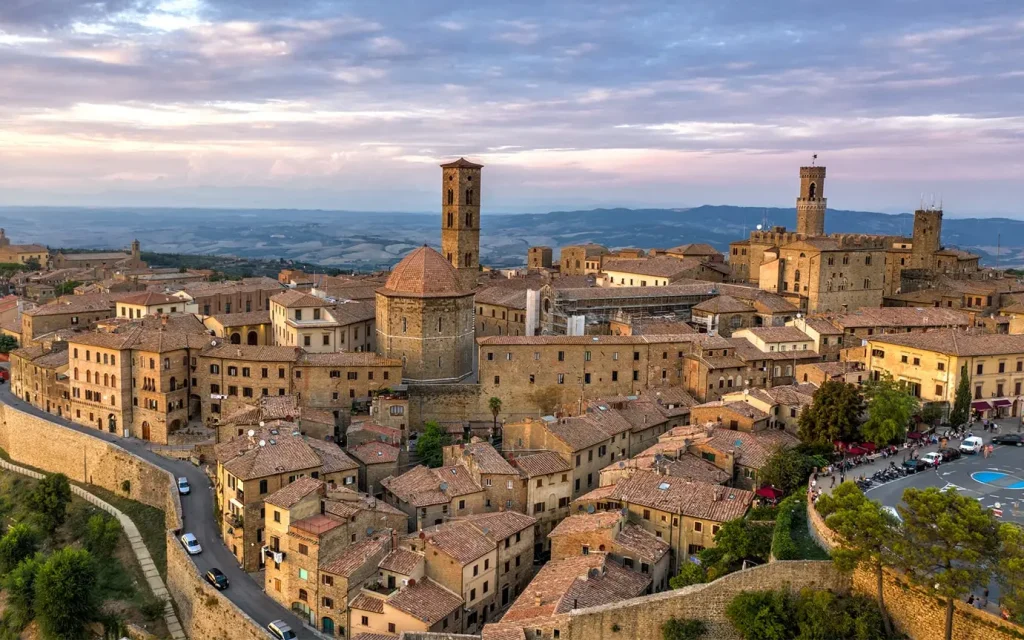 Walking-Tour-Volterra-01-min